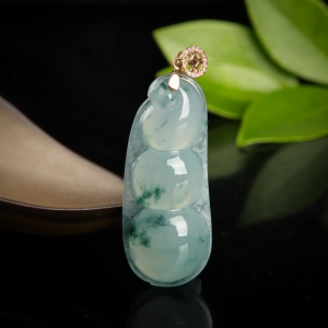 18k糯冰种飘花翡翠连中三元吊坠