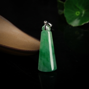 18K糯种飘翠翡翠无事牌吊坠