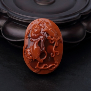 俏色南红花鸟吊坠