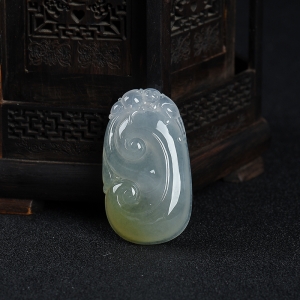 糯冰种俏色翡翠如意吊坠