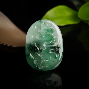 糯种飘翠翡翠鱼跃龙门吊坠