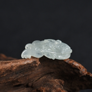 糯冰种浅绿翡翠貔貅吊坠