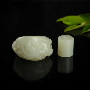 籽料和田青白玉仿古龙纹手把件