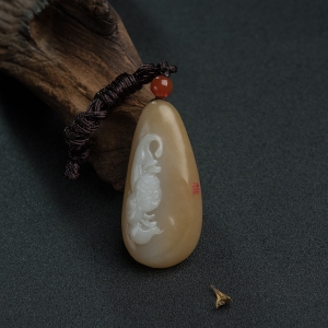 山料俏色和田玉一品清廉吊坠