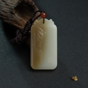 山料俏色和田玉关公吊坠