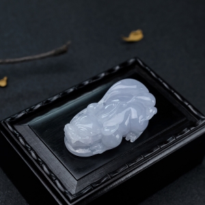 糯种浅紫色翡翠貔貅吊坠