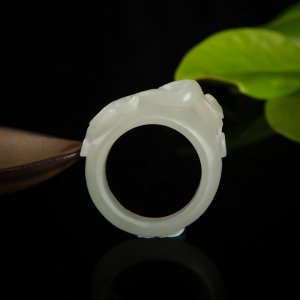 籽料和田白玉仿古龙纹戒指