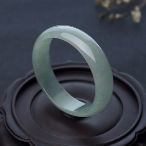 56.5mm糯冰种浅绿翡翠贵妃镯