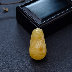 鸡油黄蜜蜡钱袋吊坠