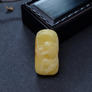 鸡油黄蜜蜡连年有余吊坠