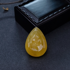 鸡油黄蜜蜡莲花吊坠