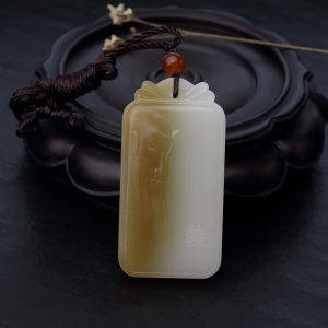 山料俏色和田玉关公吊坠