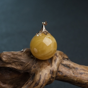 18K金镶鸡油黄蜜蜡圆珠吊坠