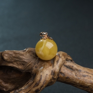 18K金镶鸡油黄蜜蜡圆珠吊坠