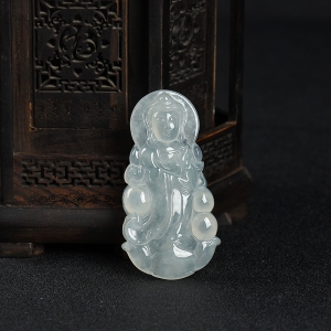 糯冰种浅绿翡翠观音吊坠