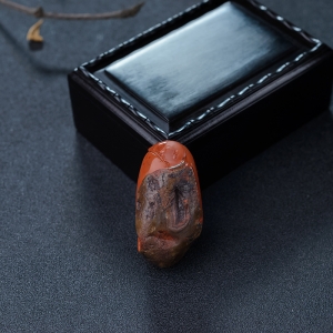 铁皮包浆料南红悟道吊坠