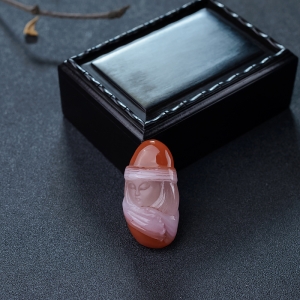 红白料南红美女吊坠