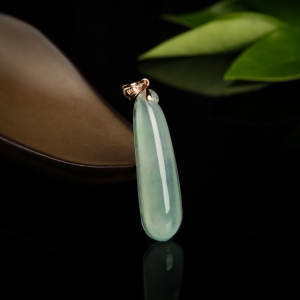 18K糯冰种浅绿翡翠福瓜吊坠