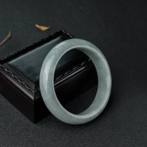 58mm豆种浅绿翡翠平安镯