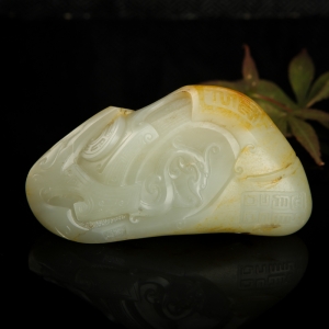 籽料和田青白玉仿古龙纹手把件