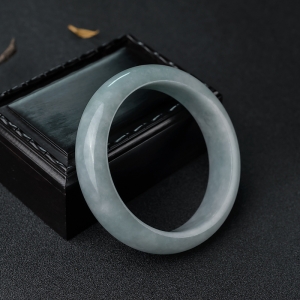 58mm豆种浅绿翡翠平安镯