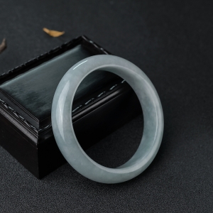 58mm豆种浅绿翡翠平安镯