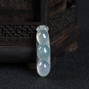 糯种飘花翡翠连中三元吊坠