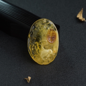 带皮鸡油黄金绞蜜如意吊坠