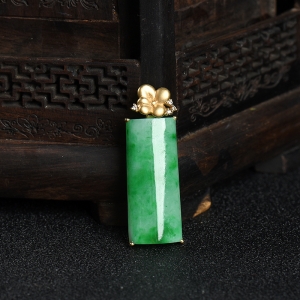 18k糯种飘翠翡翠无事牌吊坠