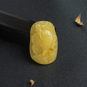 带皮鸡油黄蜜蜡连年有余吊坠