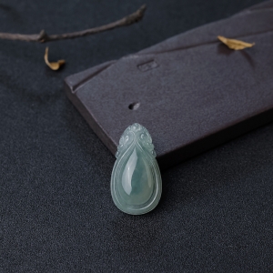 糯冰种浅绿翡翠双龙戏珠吊坠