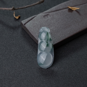 冰种飘花翡翠福豆吊坠