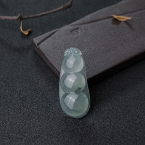 冰种飘花翡翠福豆吊坠