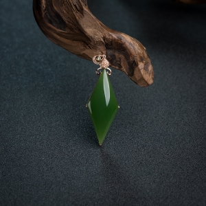 18K金镶钻山料和田碧玉随形吊坠