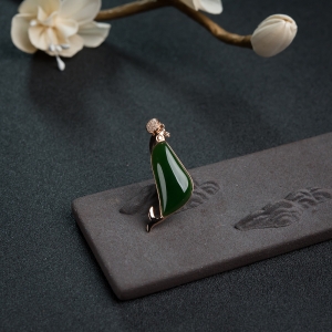 18K金镶钻山料和田碧玉随形吊坠