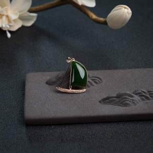 18K金镶钻山料和田碧玉随形吊坠