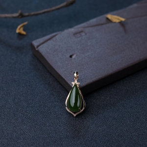 18K金镶钻山料和田碧玉水滴吊坠