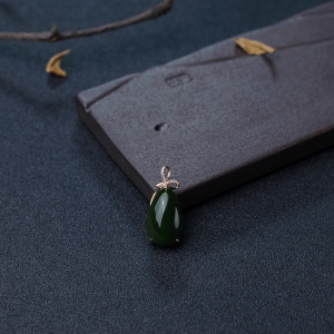 18K金镶钻山料和田碧玉水滴吊坠