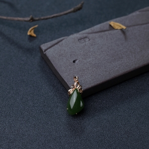 18K金镶钻山料和田碧玉随形吊坠