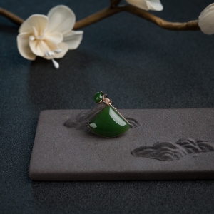 18K金镶钻山料和田碧玉随形吊坠
