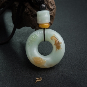 山料俏色和田连年有余手把件