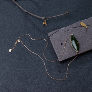 18K金镶钻山料和田碧玉锁骨链