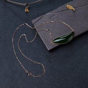 18K金镶钻山料和田碧玉锁骨链