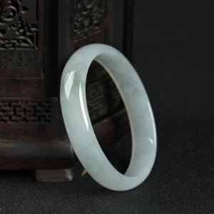 55mm糯冰种翡翠贵妃镯