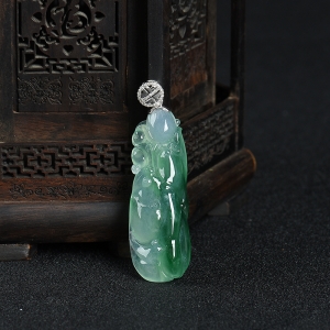 18K糯冰种飘翠翡翠年年有余吊坠