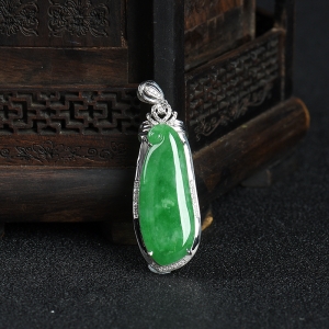 18K豆种翠绿翡翠福瓜吊坠