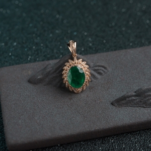 18K金镶钻鲜绿祖母绿吊坠