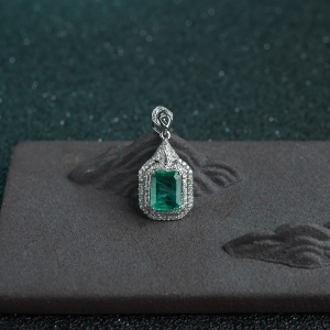 18K金镶钻鲜绿祖母绿吊坠