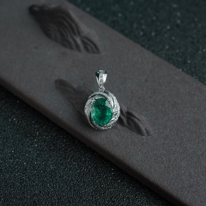 18K金镶钻蓝绿祖母绿吊坠