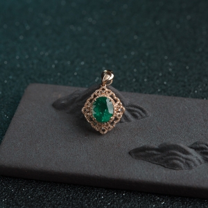 18K金镶钻鲜绿祖母绿吊坠